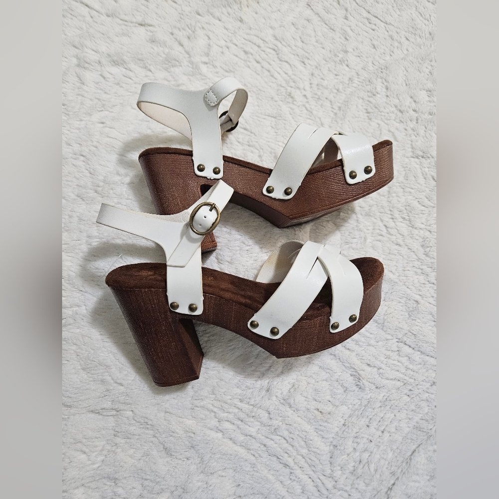 BNWOT Jessica Carlyle Platform Block Heels